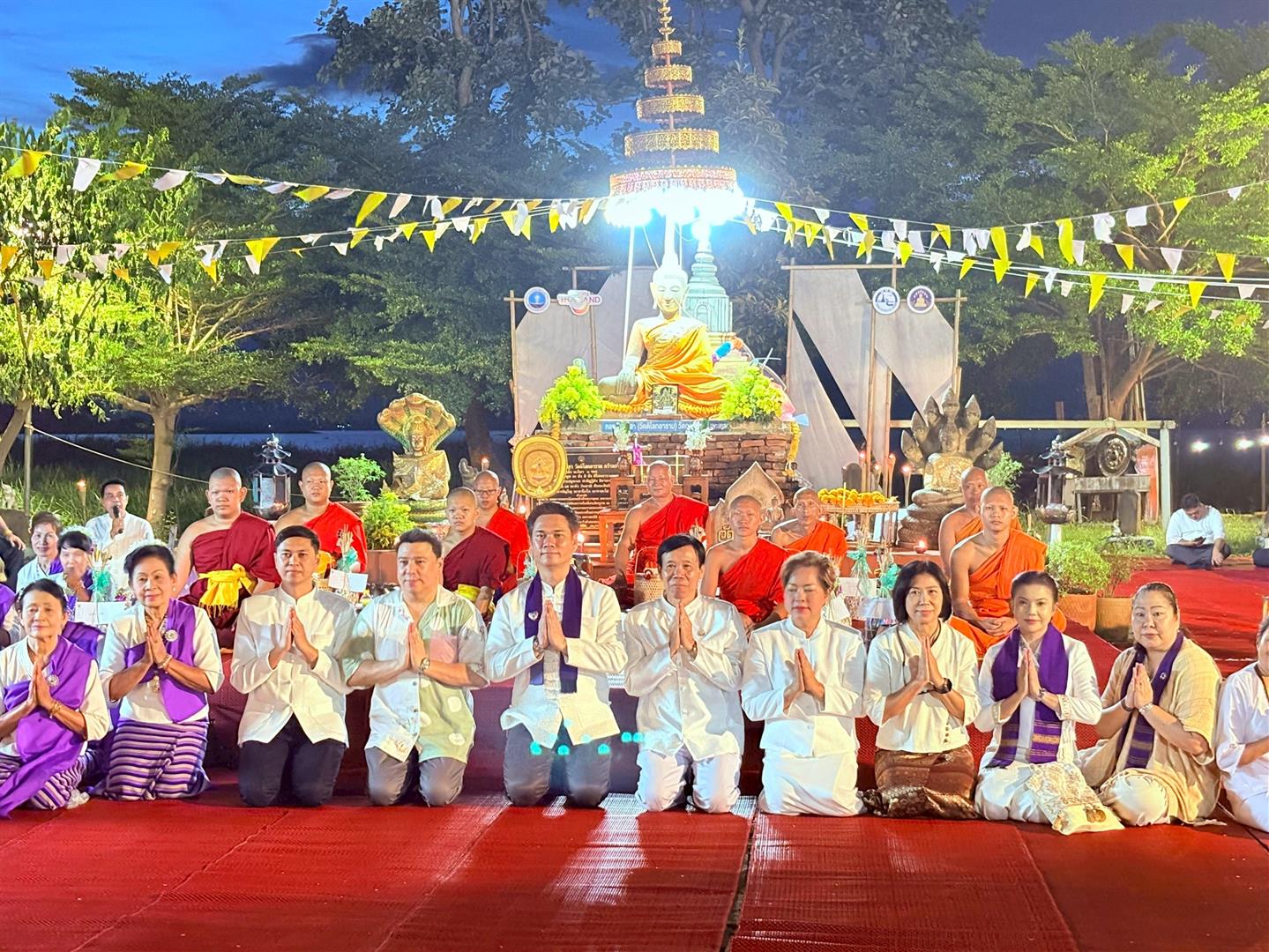 Group photo of participants at the Grand Moment of Memories boat trip