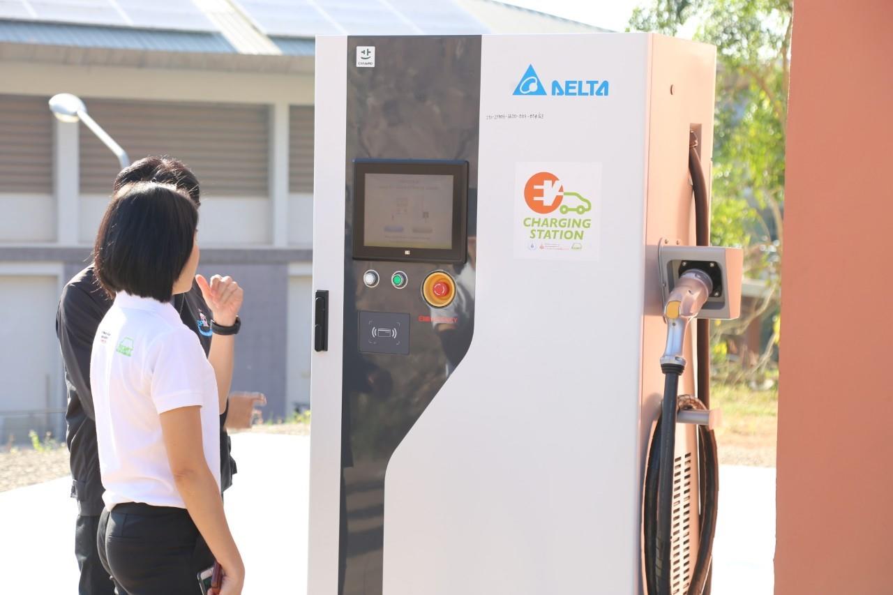 Electric vehicle charging station