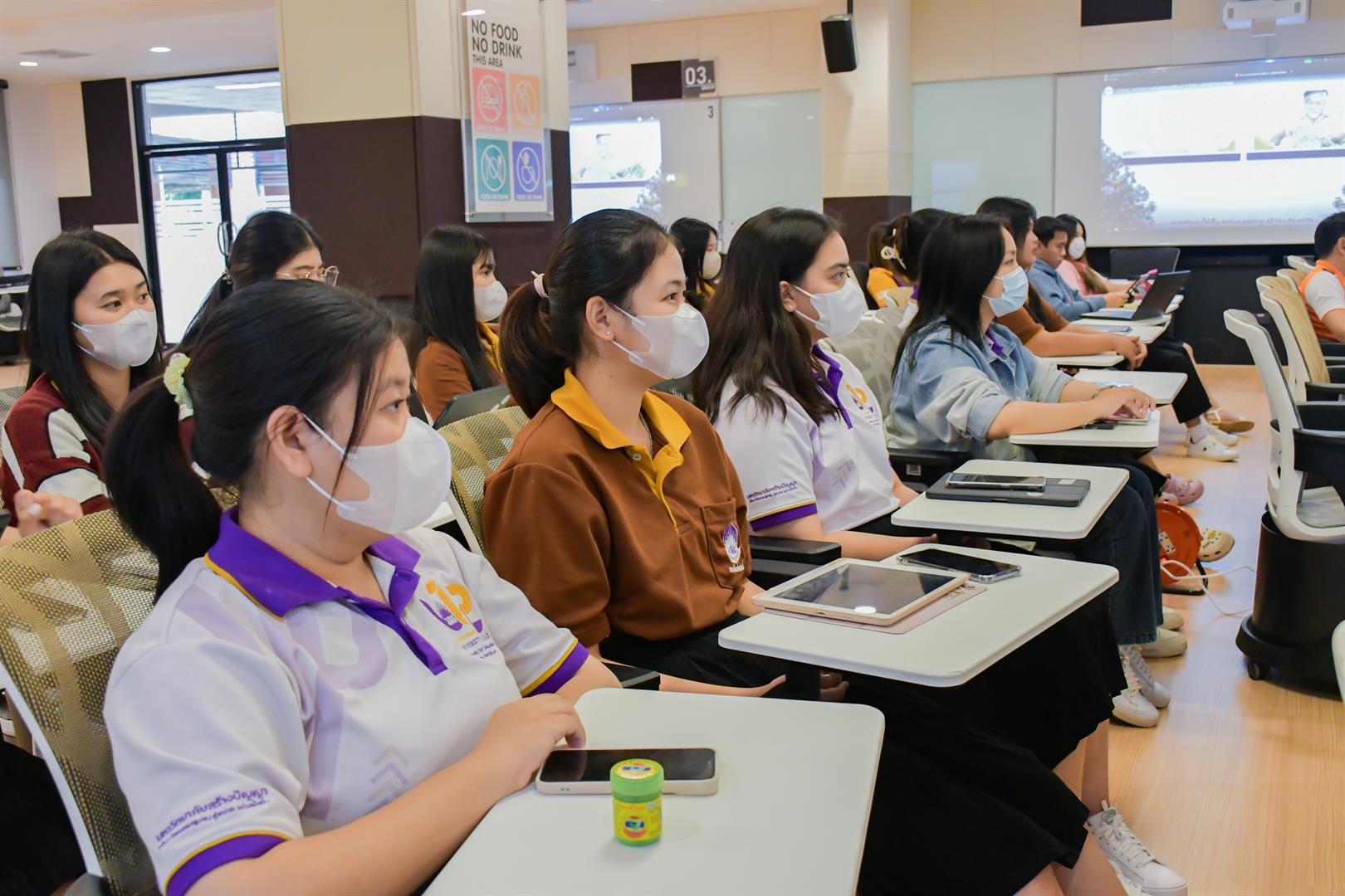 Students using the iClassroom active learning classroom system