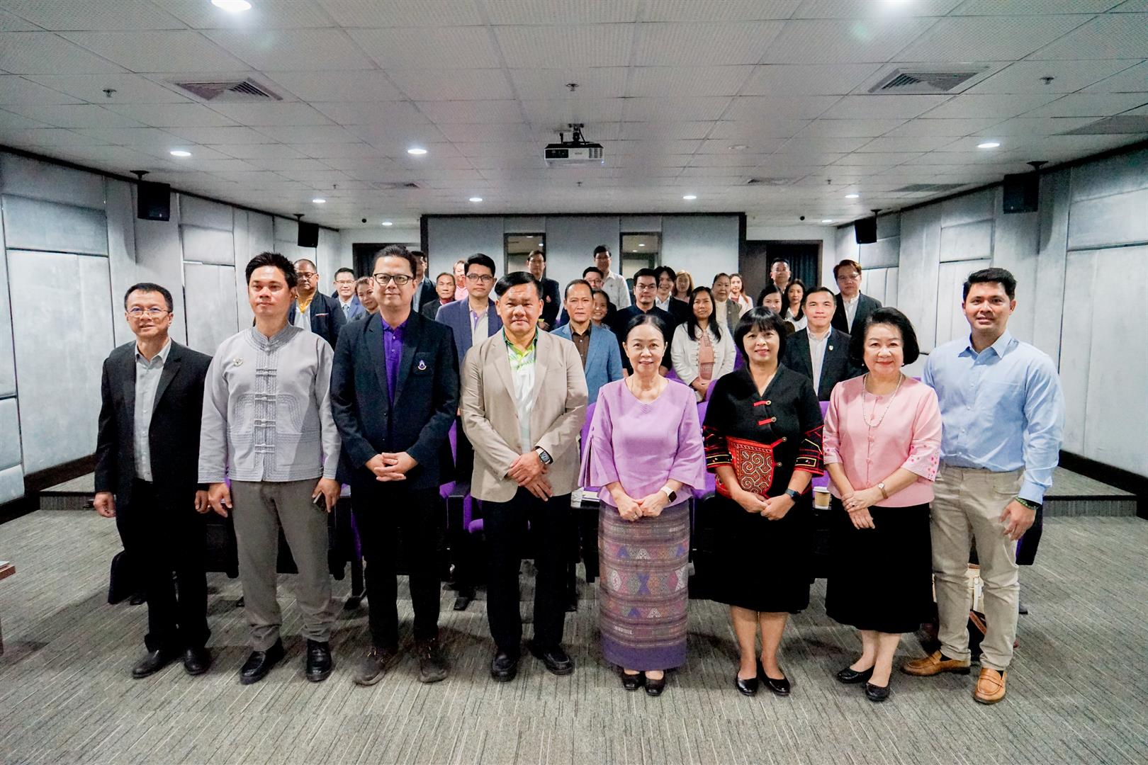 Group photo with Associate Professor Dr. Suchat Luangprasert at the Institute for Learning Innovation