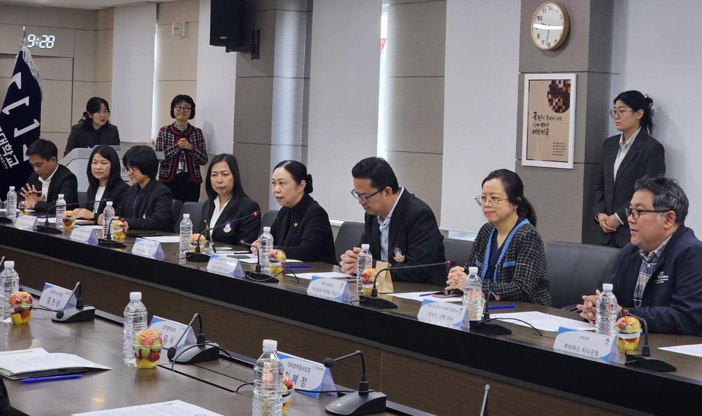 University of Phayao delegation meeting with GKNU faculty and researchers