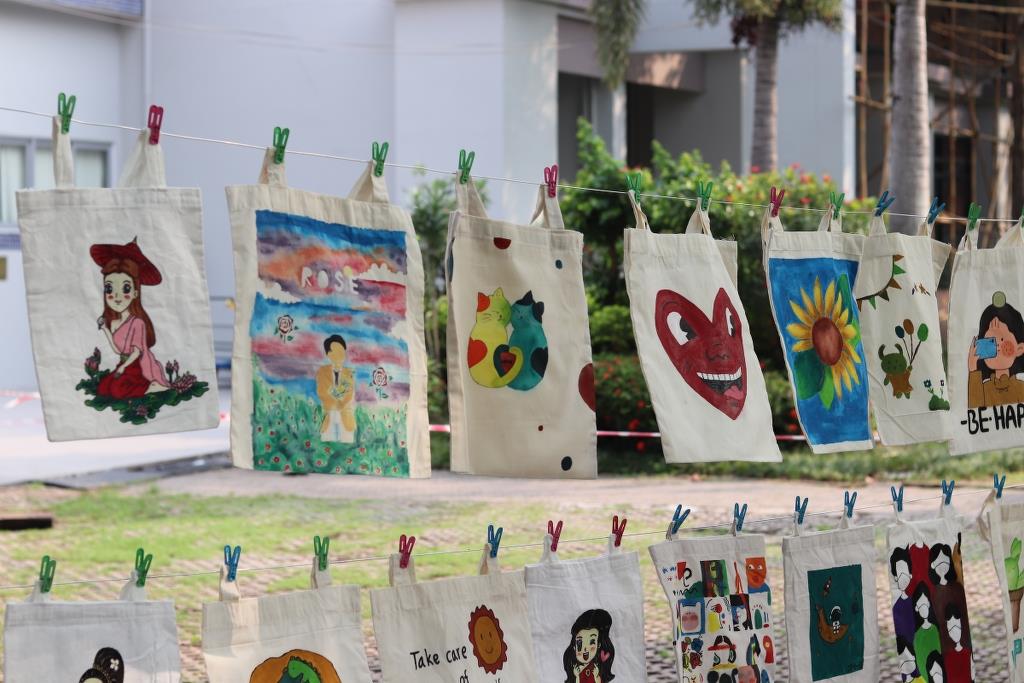 Volunteer activity: painting cloth bags