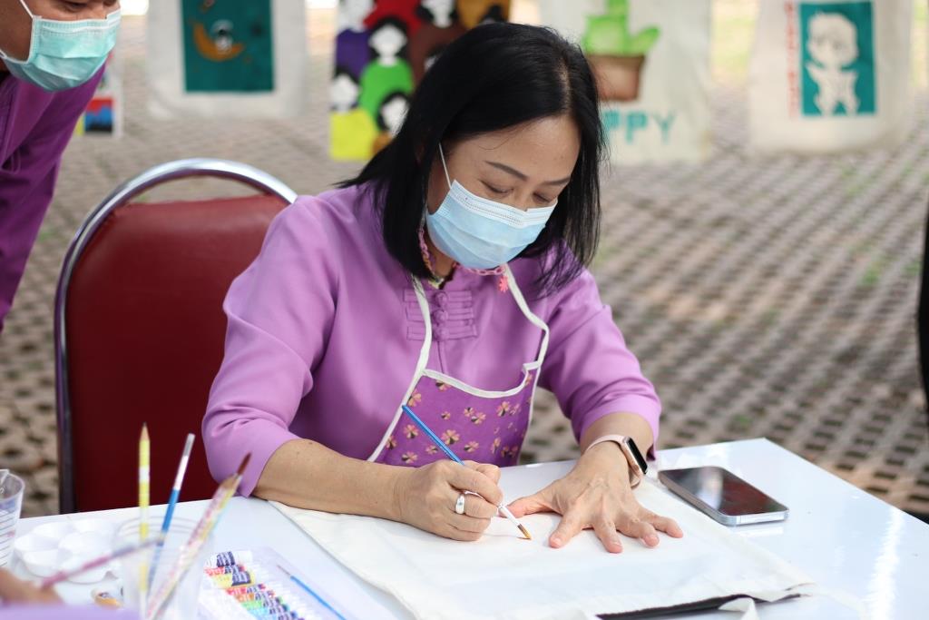 Volunteer activity: painting cloth bags