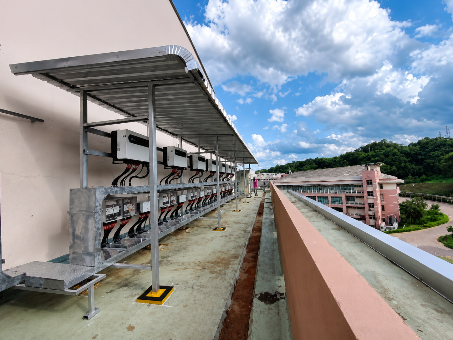 Solar panel mounting structure on rooftop
