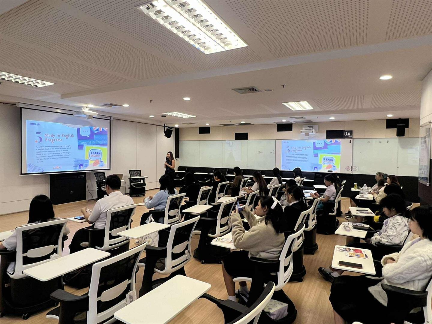 Teachers attending the iClassroom and LMS training workshop