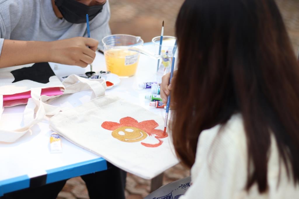 Volunteer activity: painting cloth bags