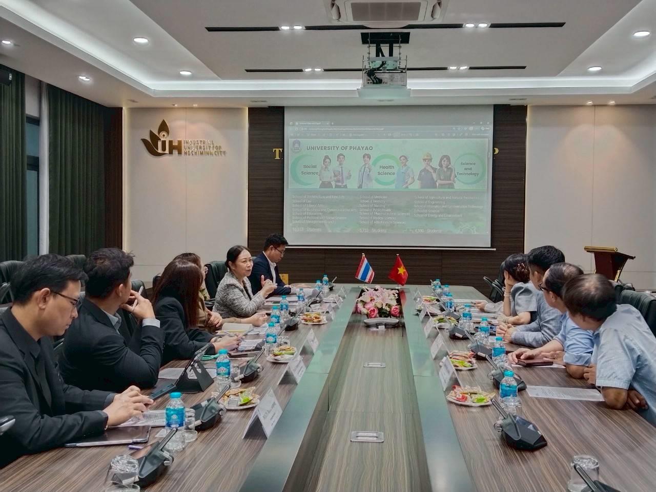 Roundtable discussion session between University of Phayao and Vietnamese institutions